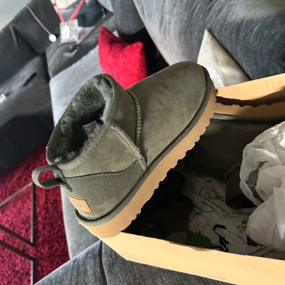 Ugg mini ultra classic green/olive, size 10